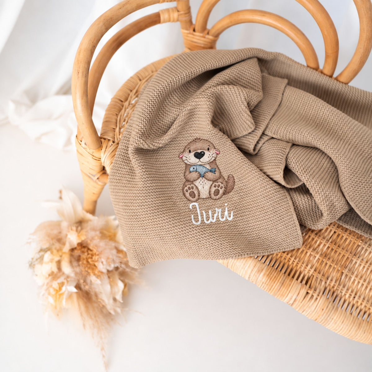 Baby Strickdecke aus 100% Bio-Baumwolle personalisiert - Otter mit Fisch