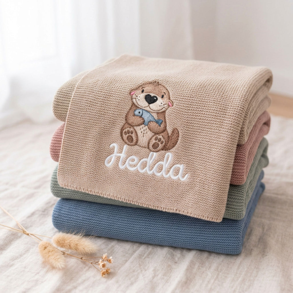 Baby Strickdecke aus 100% Bio-Baumwolle personalisiert - Otter mit Fisch
