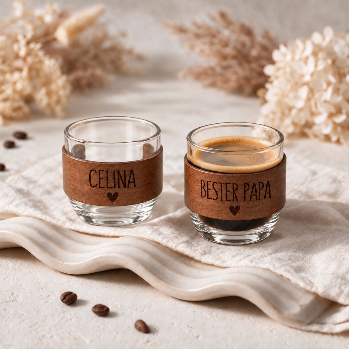 Kleines Kaffeeglas mit Holz personalisiert