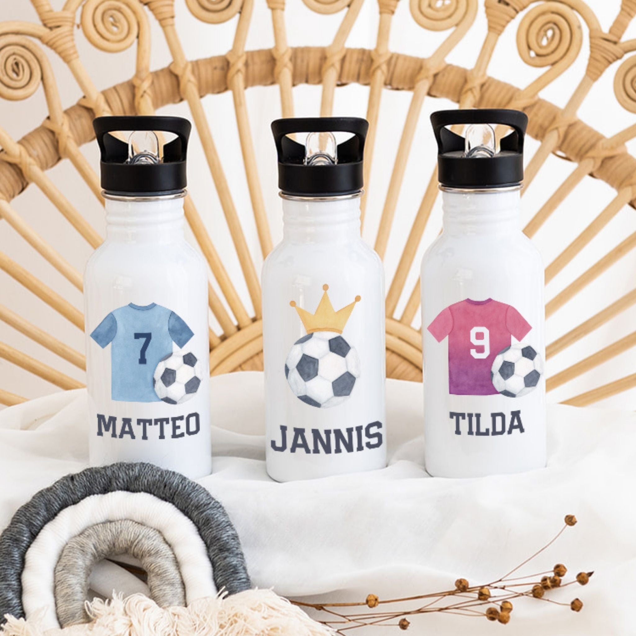Kinder Trinkflasche weiß mit Trinkhalm personalisiert - Fußball Trikot Aquarell