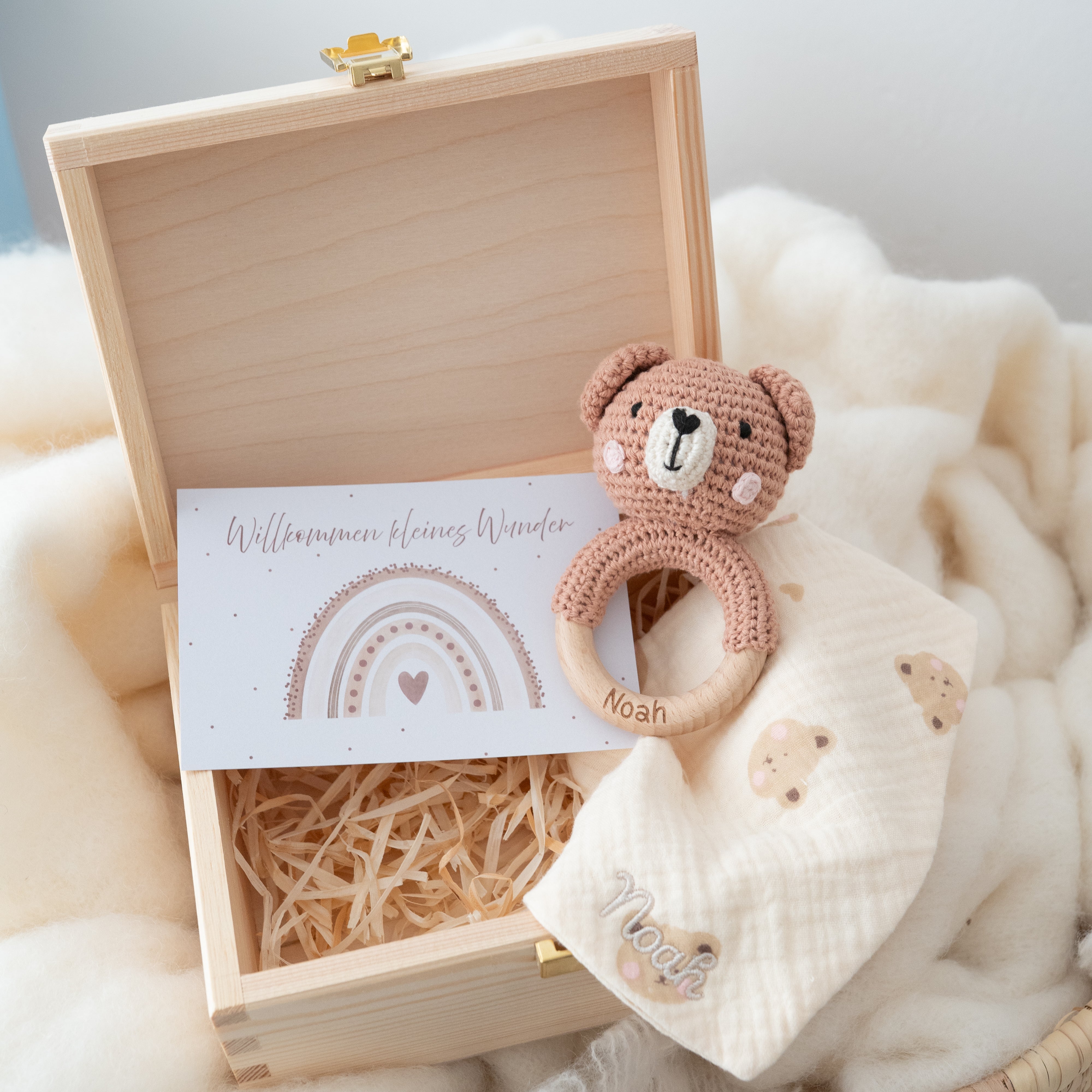Geschenkbox Geburt - Bär Greifling + Halstuch + Postkarte