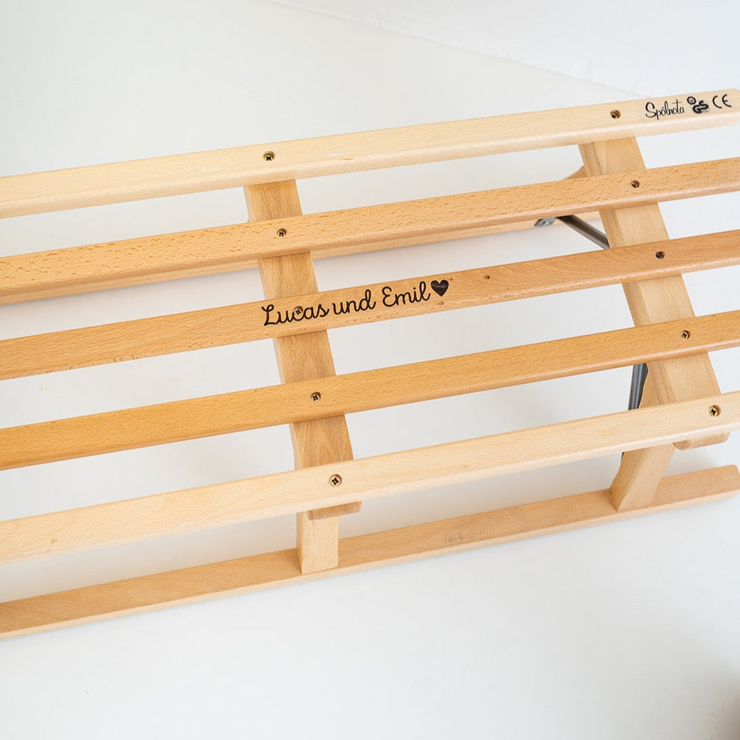Hörnerschlitten Holz mit Lattensitz - personalisiert
