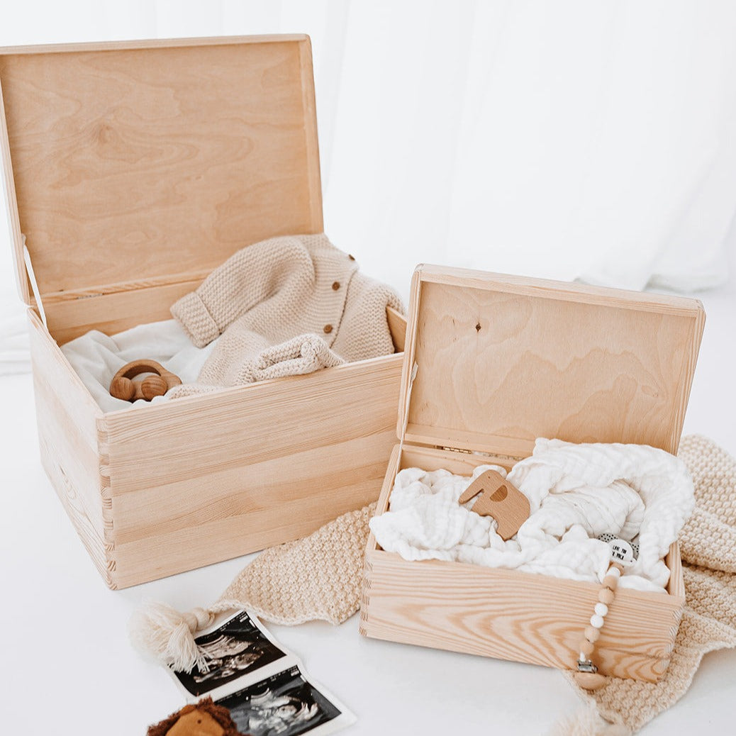 Erinnerungsbox Baby personalisiert - Blumenkranz "Kindheitserinnerungen" Gravur