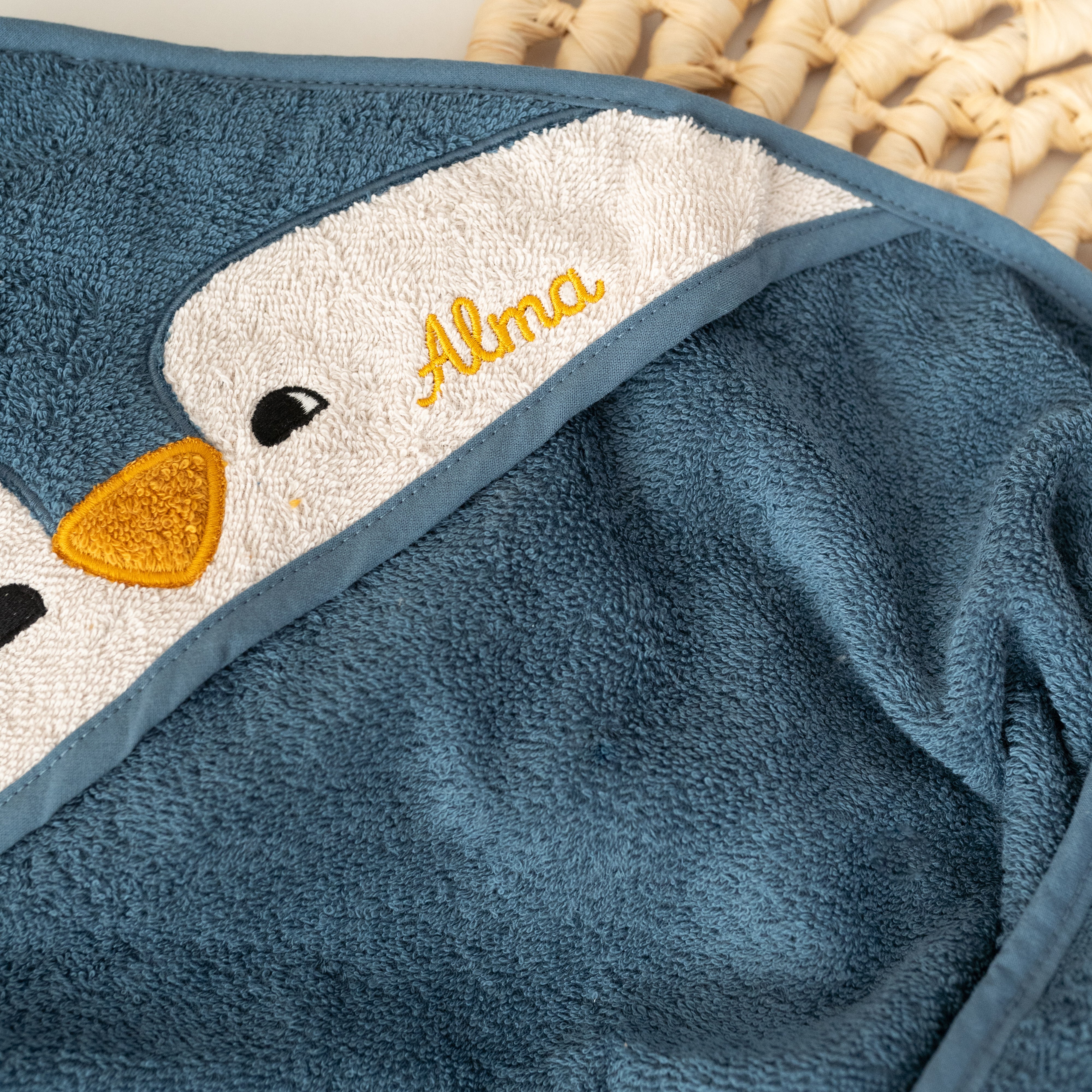 LIEWOOD Kapuzenhandtuch Pinguin oder Eisbär personalisierbar