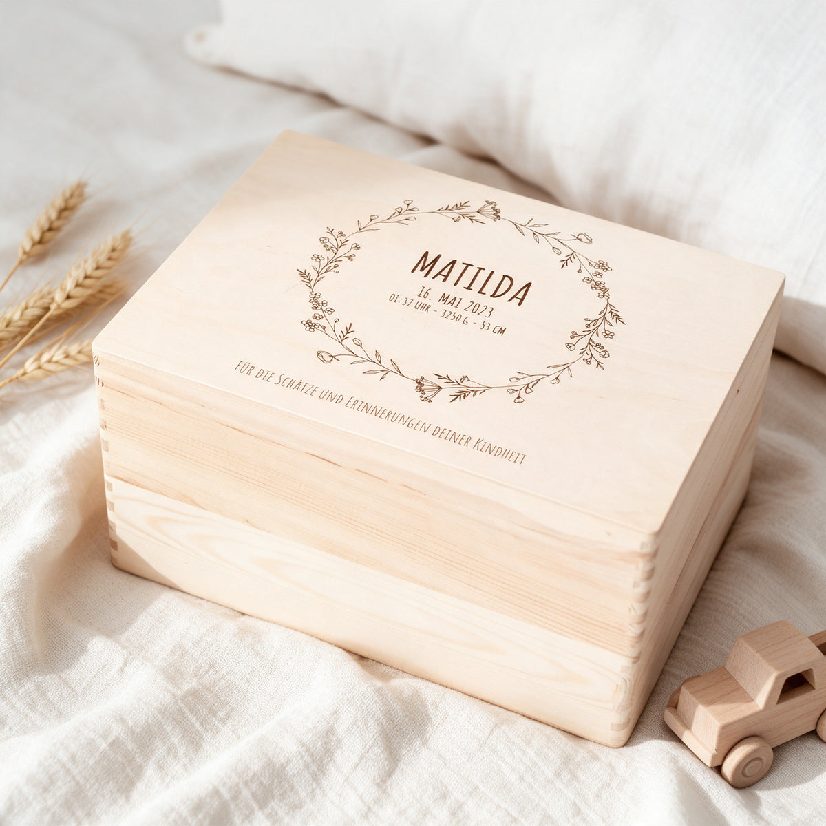 Erinnerungsbox Holz "Kindheitserinnerungen" mit Wunschdaten – Blumenkranz