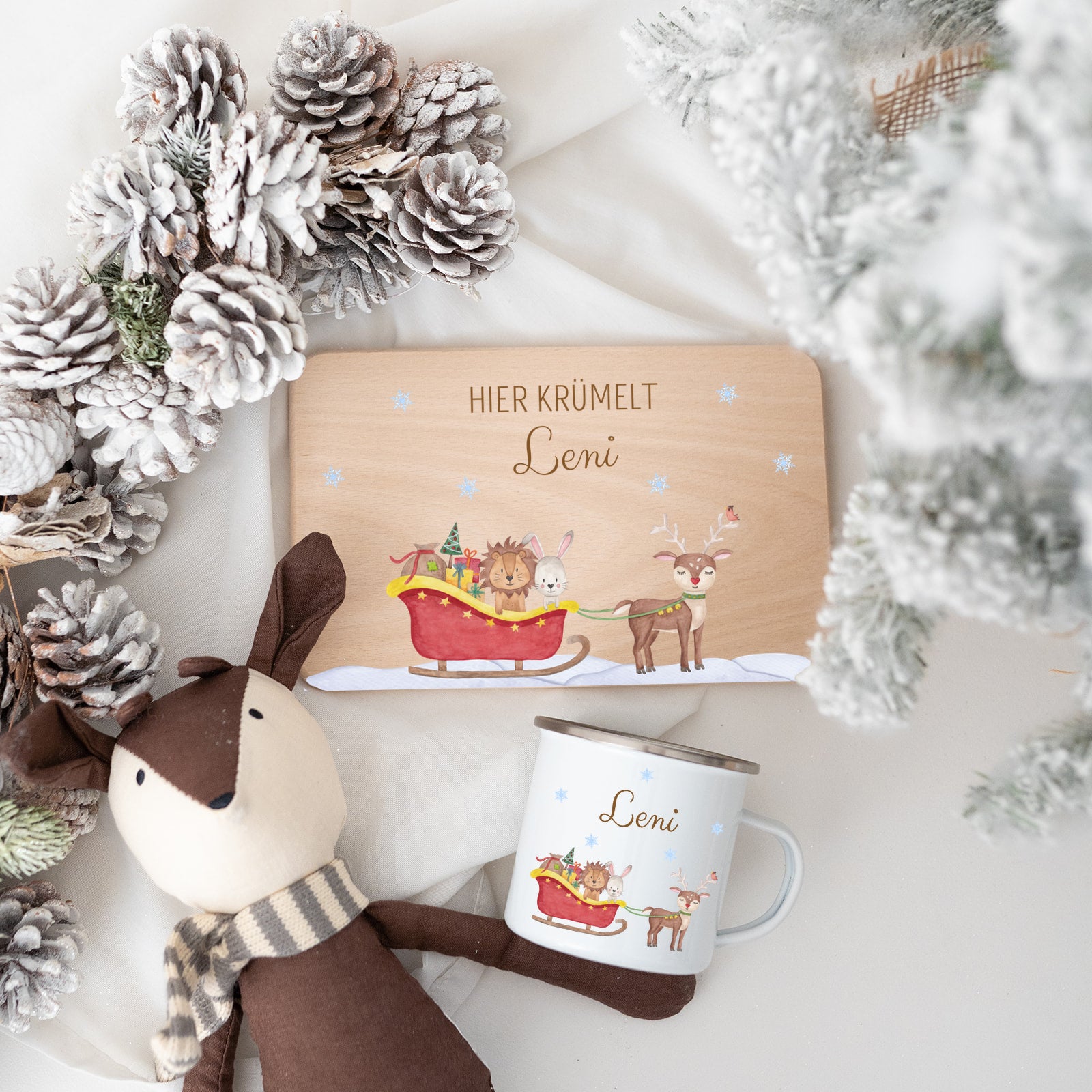 Frühstücksbrett und Emaille Kindertasse personalisiert - Weihnachtsschlitten bunt