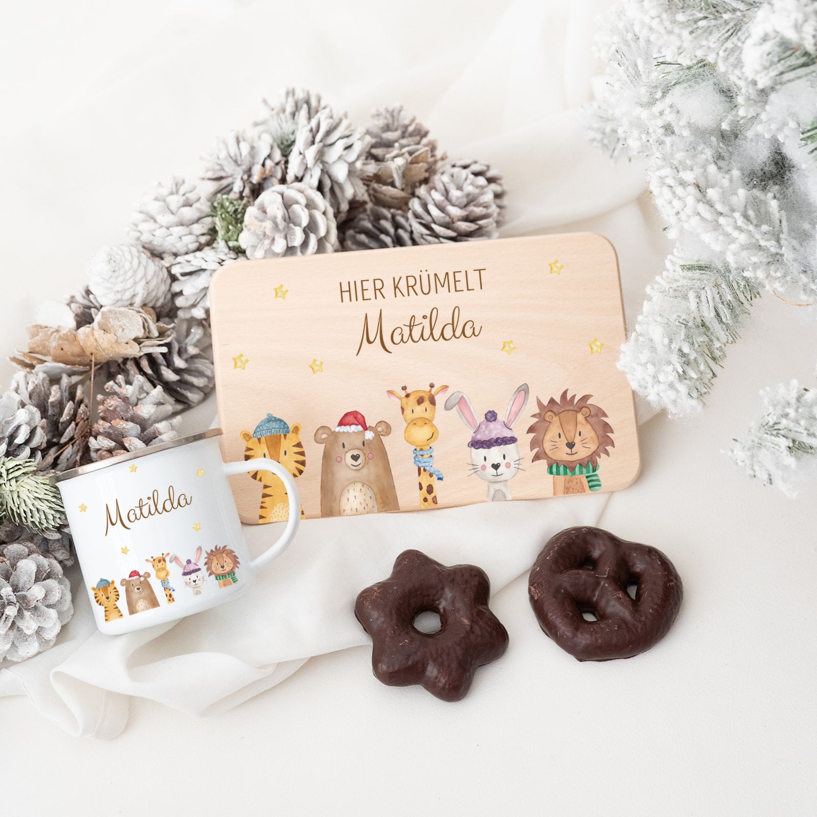Frühstücksbrett und Emaille Kindertasse personalisiert - Weihnachtstiere Sterne bunt