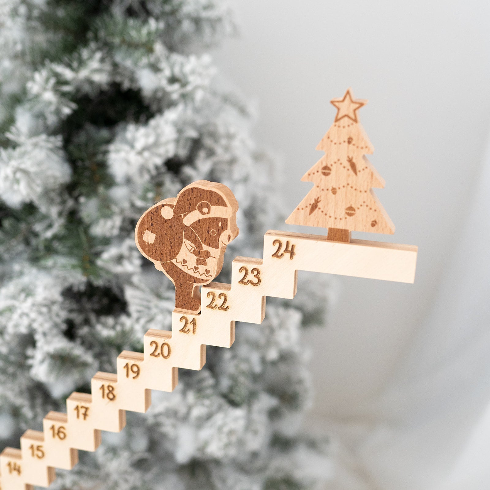 Adventskalender aus Holz "Treppe mit Weihnachtsbär" - wunderwunsch