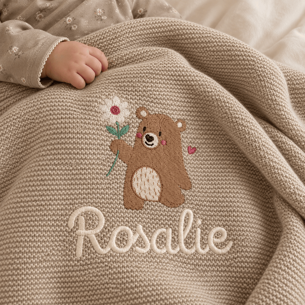 Baby Strickdecke aus 100% Bio-Baumwolle personalisiert - Bär mit Blume - wunderwunsch