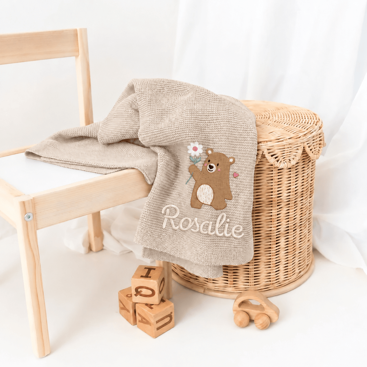Baby Strickdecke aus 100% Bio-Baumwolle personalisiert - Bär mit Blume - wunderwunsch