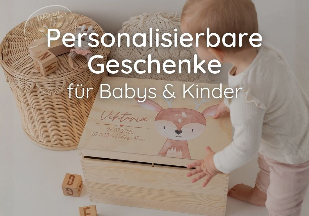 Startseiten Banner: Baby öffnet personalisierte Erinnerungskiste aus Holz mit Namen Viktoria, Text Personalisierbare Geschenke für Babys und Kinder