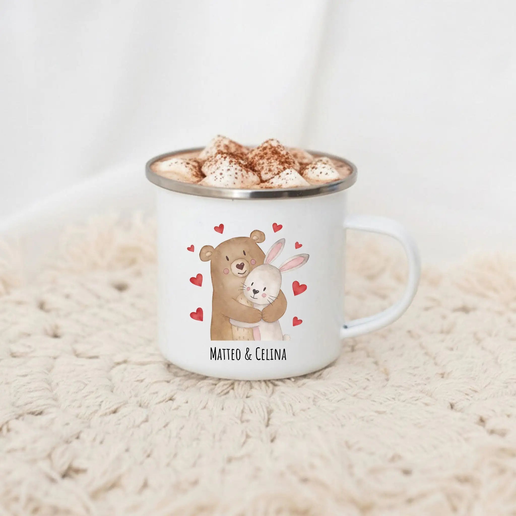 Emaille Kindertasse personalisiert - Bär umarmt Hase - wunderwunsch