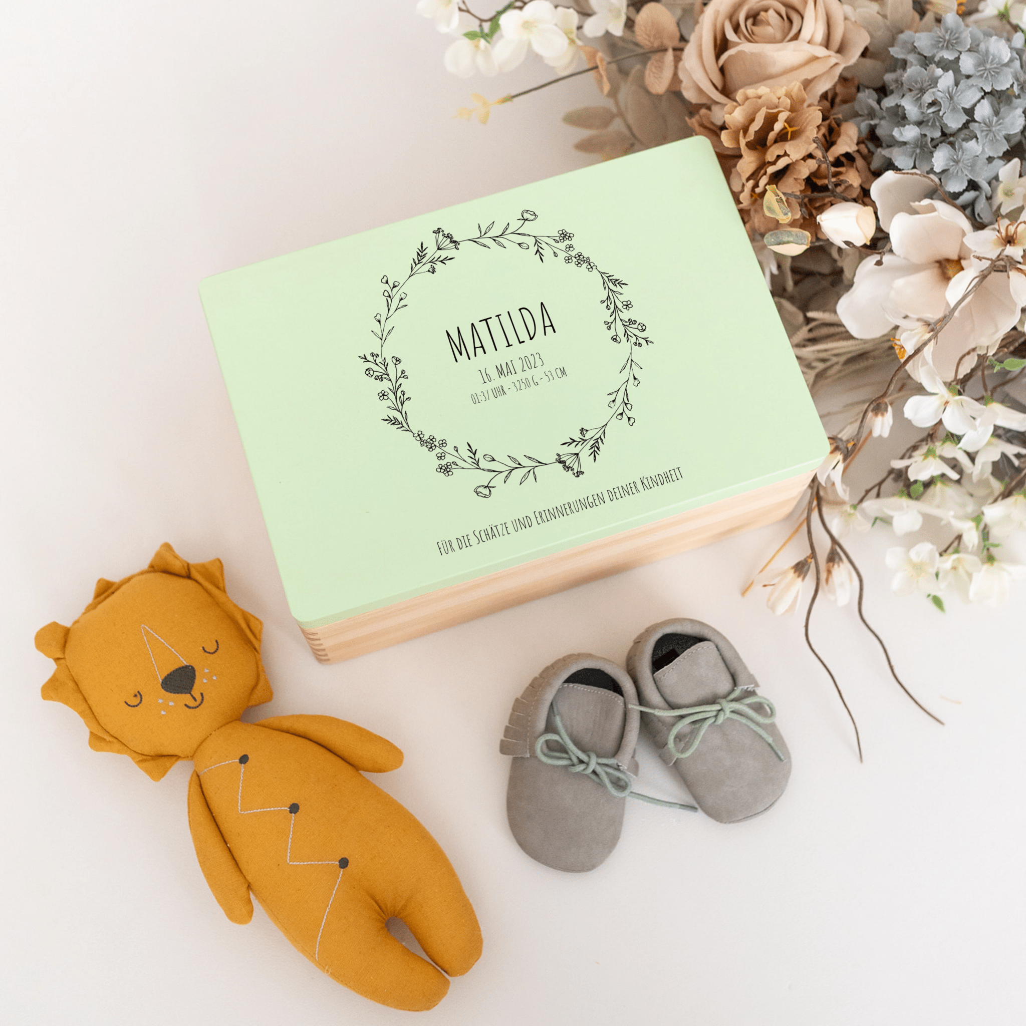 Erinnerungsbox Holz farbig mit Wunschdaten – Blumenkranz "Kindheitserinnerungen" - wunderwunsch