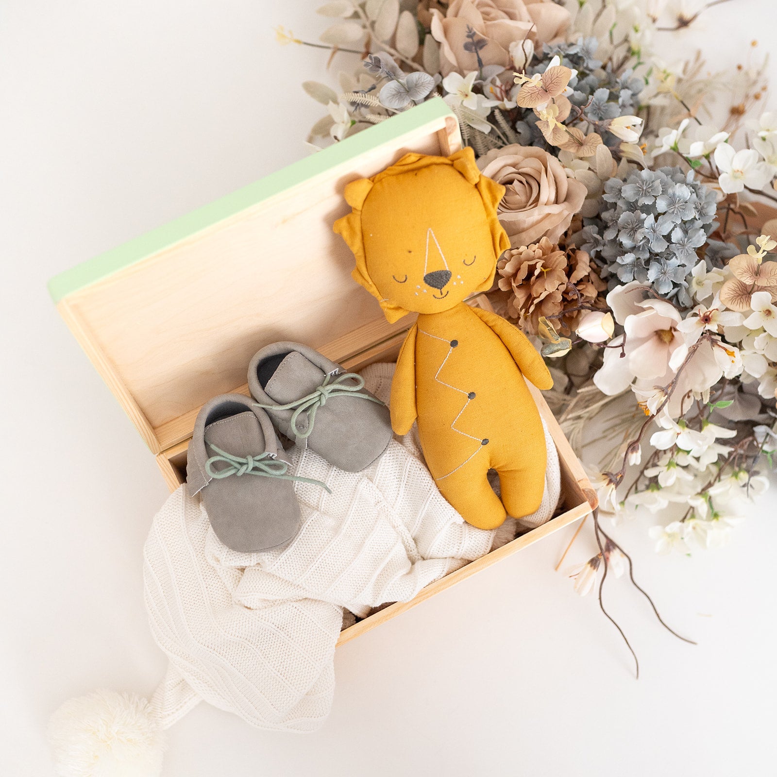 Erinnerungsbox Holz farbig mit Wunschdaten – Blumenkranz "Kindheitserinnerungen" - wunderwunsch