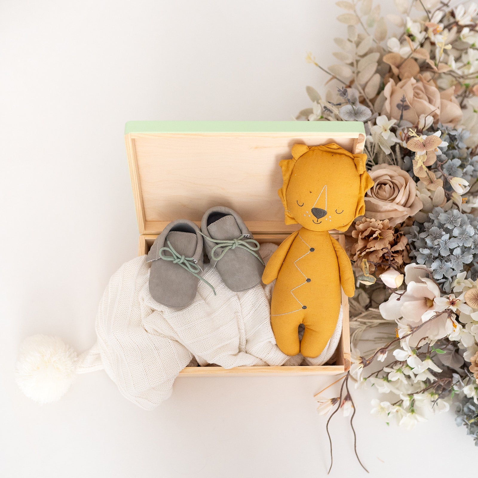 Erinnerungsbox Holz farbig mit Wunschdaten – Blumenkranz "Kindheitserinnerungen" - wunderwunsch