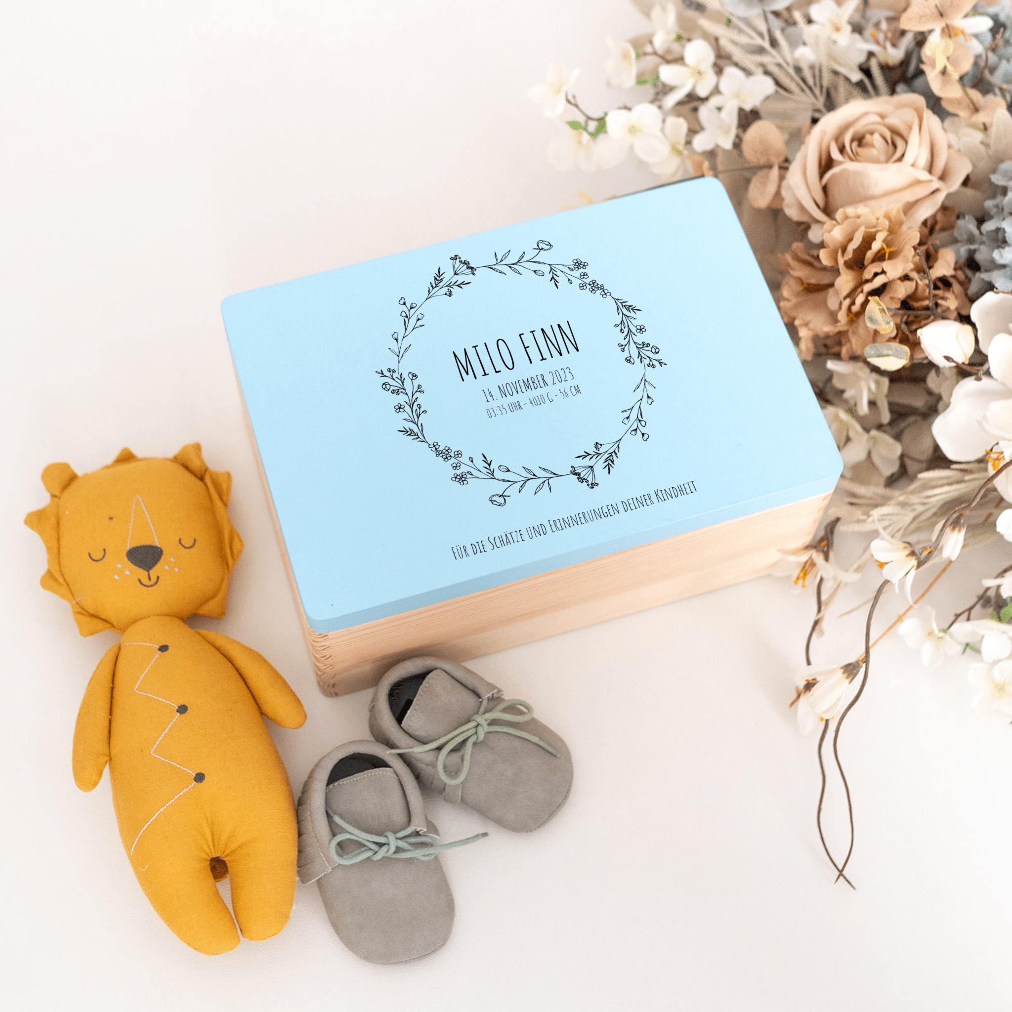 Erinnerungsbox Holz farbig mit Wunschdaten – Blumenkranz "Kindheitserinnerungen" - wunderwunsch