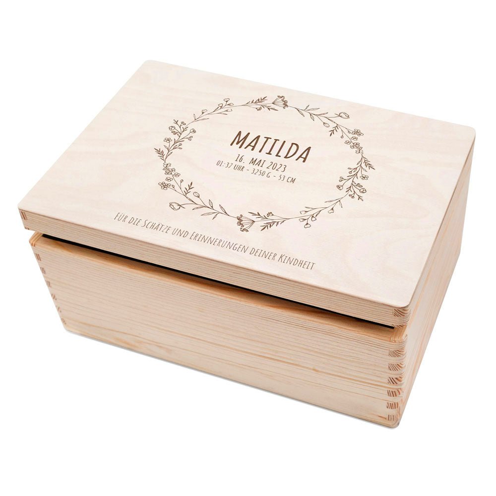 Erinnerungsbox Holz "Kindheitserinnerungen" mit Wunschdaten – Blumenkranz - wunderwunsch