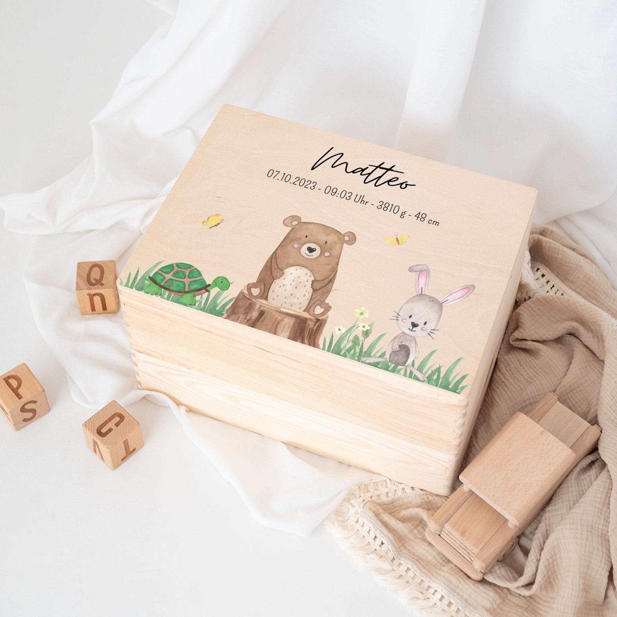Erinnerungsbox Holz mit Wunschdaten – Bär auf Baumstamm Aquarell - wunderwunsch