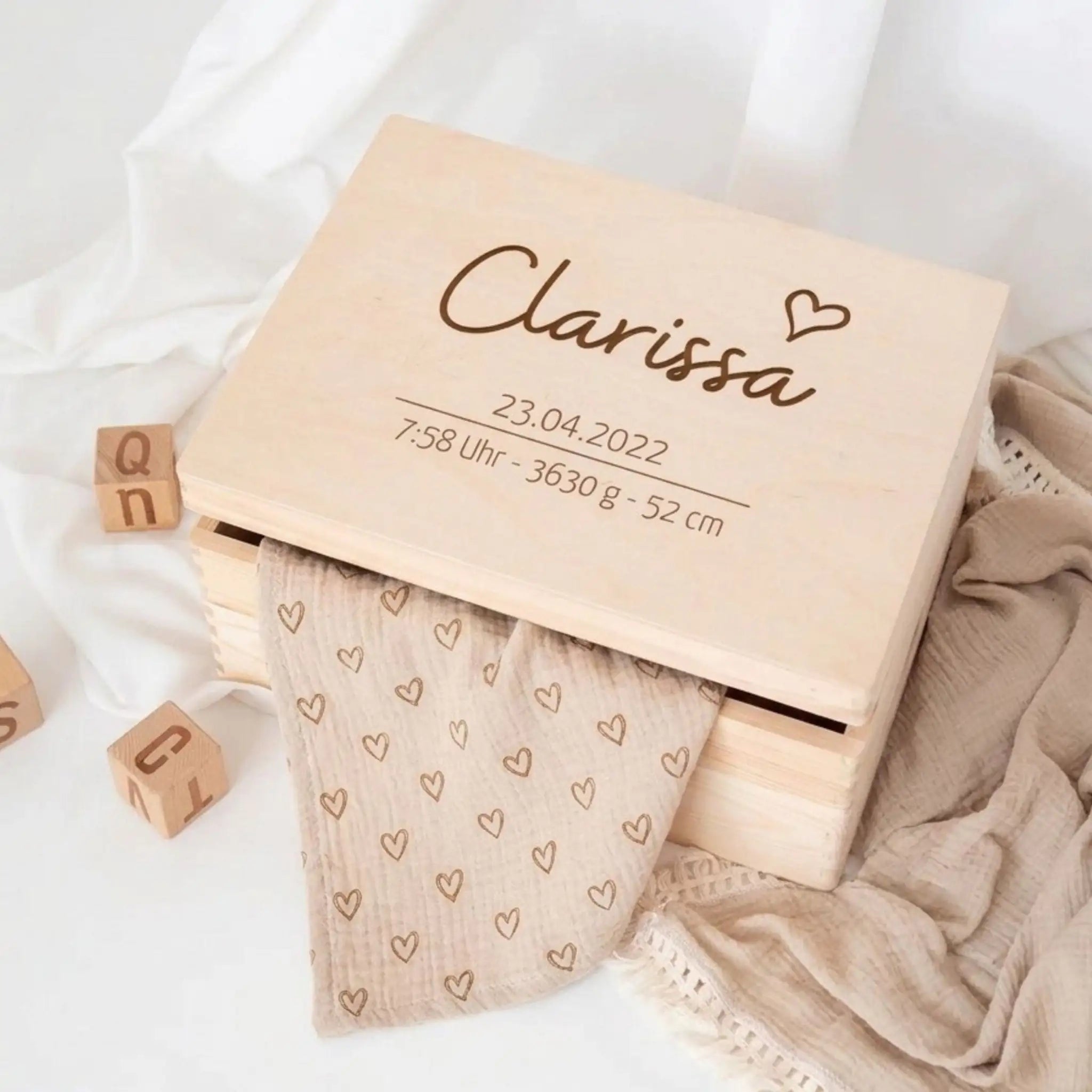 Erinnerungsbox Holz mit Wunschdaten – Herz Gravur - wunderwunsch