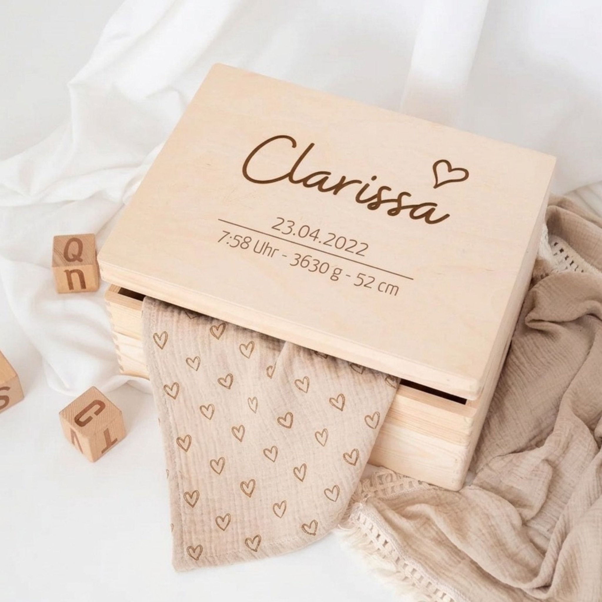 Erinnerungsbox Holz mit Wunschdaten – Herz Gravur - wunderwunsch