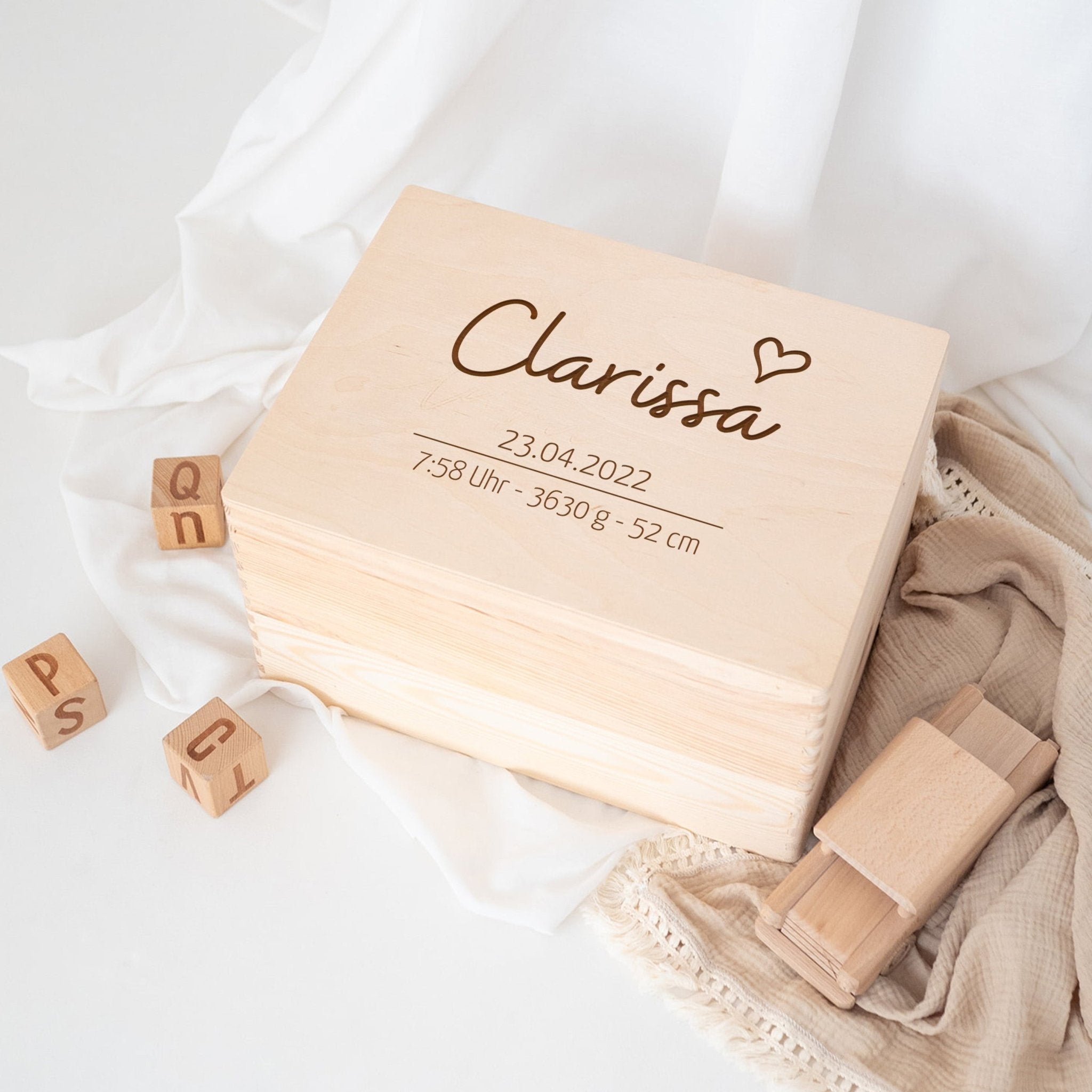 Erinnerungsbox Holz mit Wunschdaten – Herz Gravur - wunderwunsch
