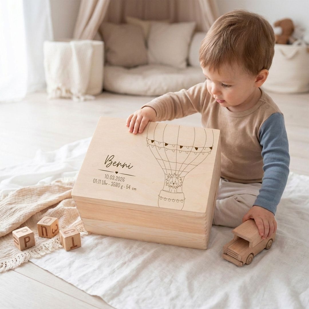 Erinnerungsbox Holz mit Wunschdaten – Tier Heißluftballon Gravur - wunderwunsch