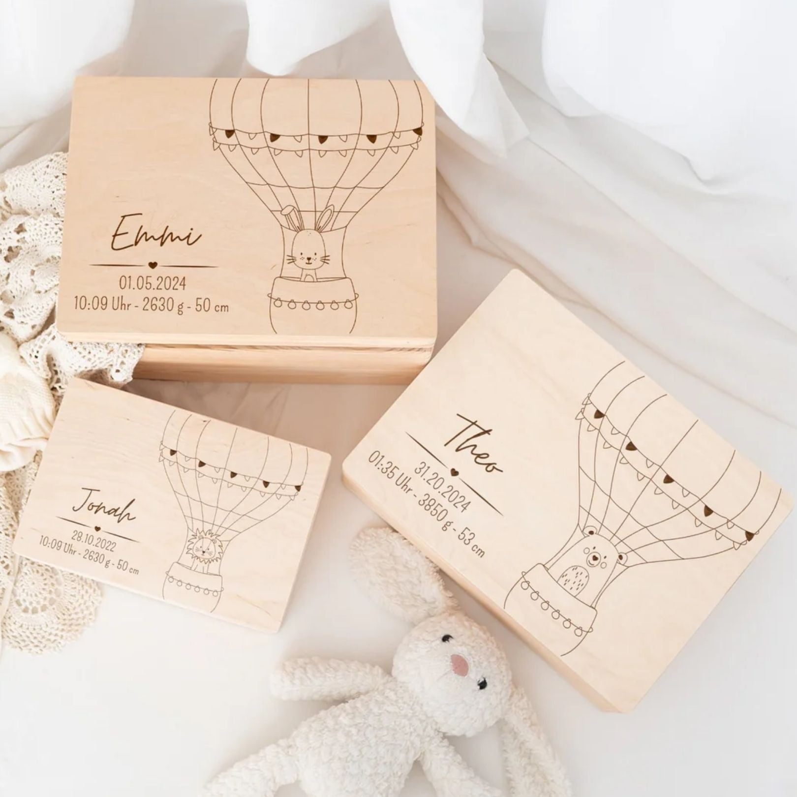Erinnerungsbox Holz mit Wunschdaten – Tier Heißluftballon Gravur - wunderwunsch
