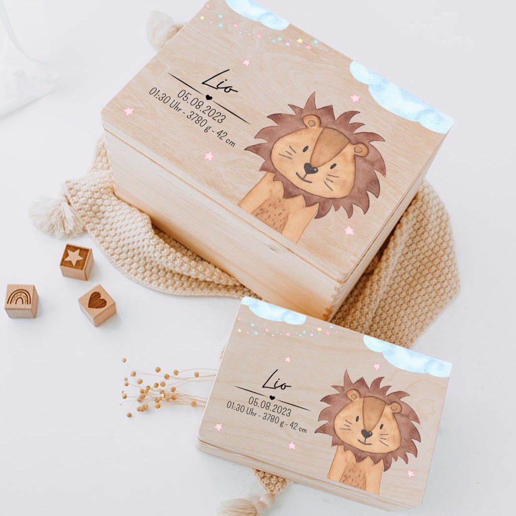 Willkommenskarte Für Jungen Mit Holz-Wolken-Andenken – 'Welcome To The World Little Man', Blau