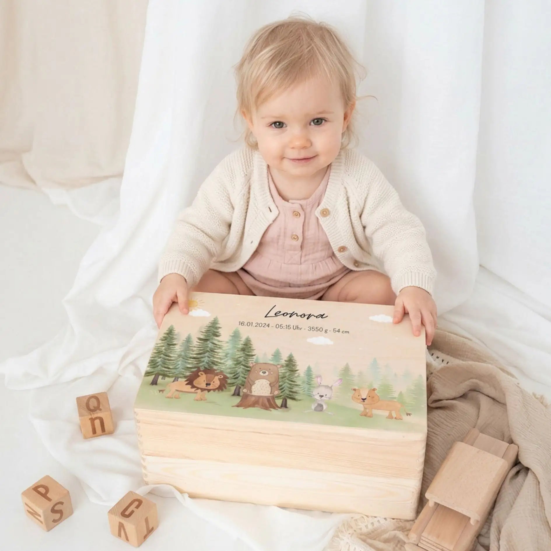 Erinnerungsbox Holz mit Wunschdaten – Tiere Nadelwald Aquarell