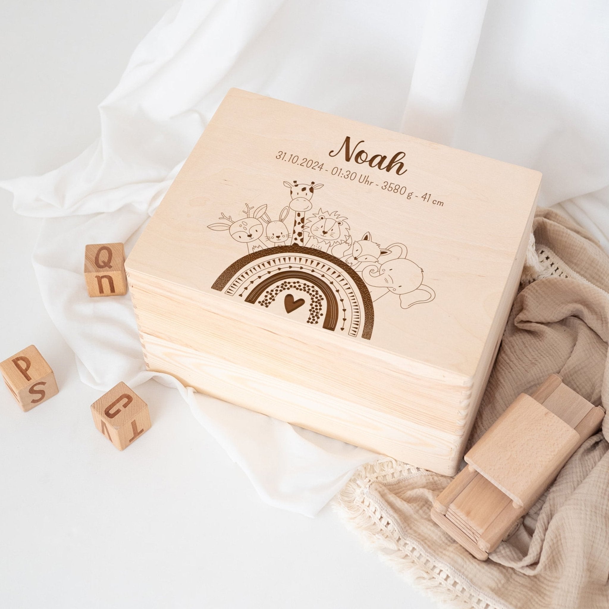 Erinnerungsbox Holz mit Wunschdaten – Tiere Regenbogen Gravur - wunderwunsch