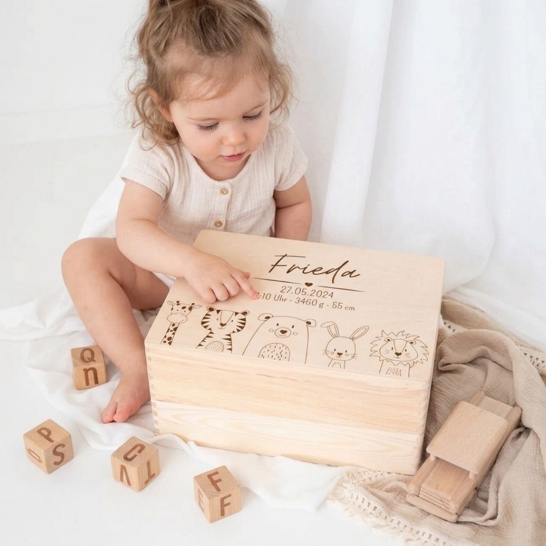 Erinnerungsbox Holz mit Wunschdaten – Tiere unten Gravur - wunderwunsch
