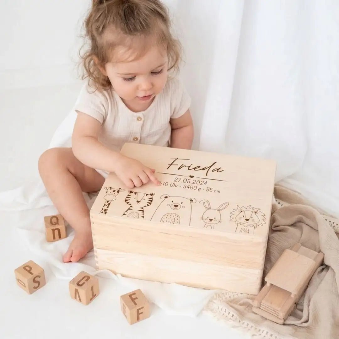 Erinnerungsbox Holz mit Wunschdaten – Tiere unten Gravur - wunderwunsch