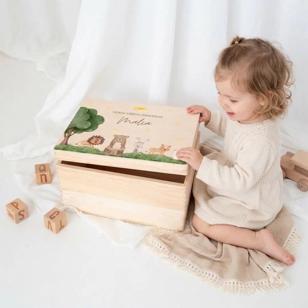 Erinnerungsbox Holz mit Wunschname – Tiere unterm Sternenhimmel Aquarell