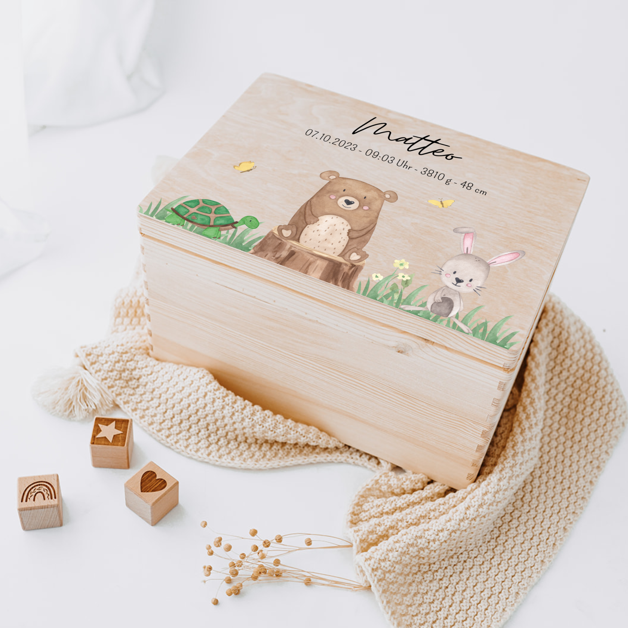 Erinnerungsbox Baby personalisiert - Bär auf Baumstamm Aquarell