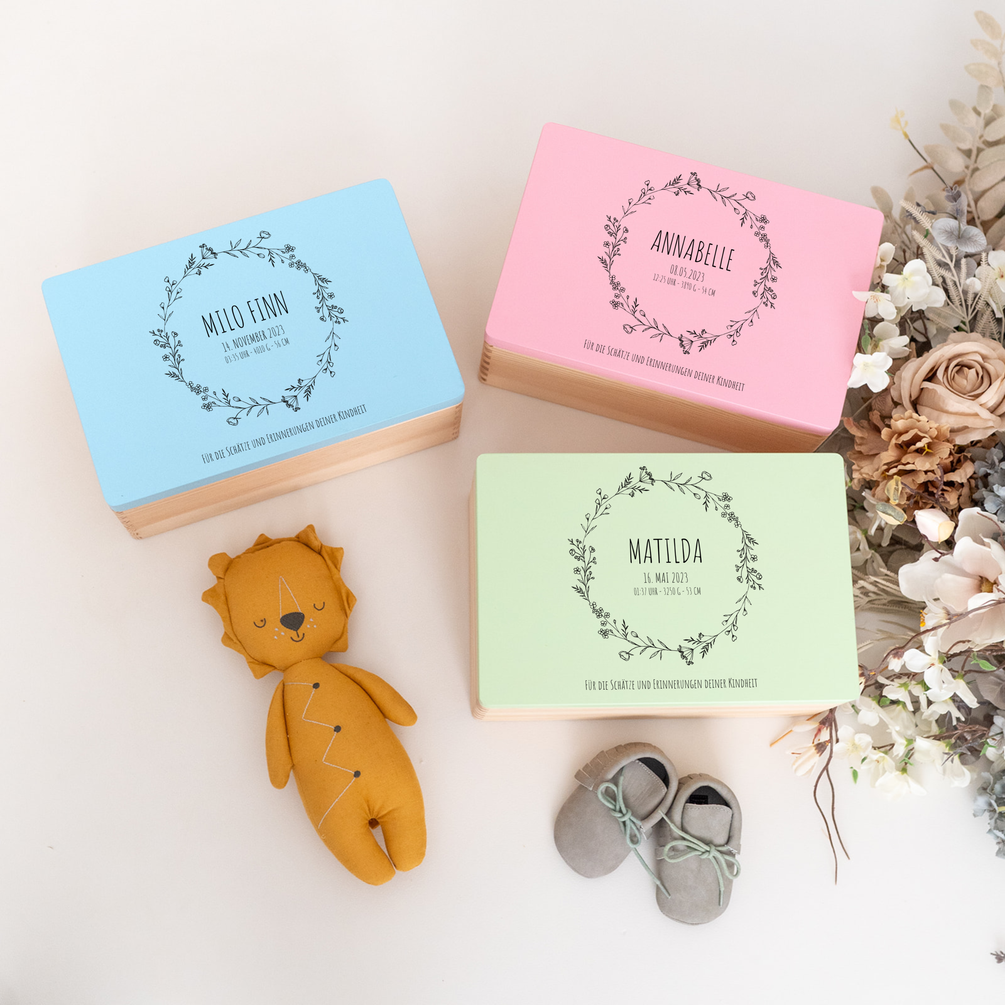 Farbige Erinnerungsbox Baby personalisiert - Blumenkranz "Kindheitserinnerungen"