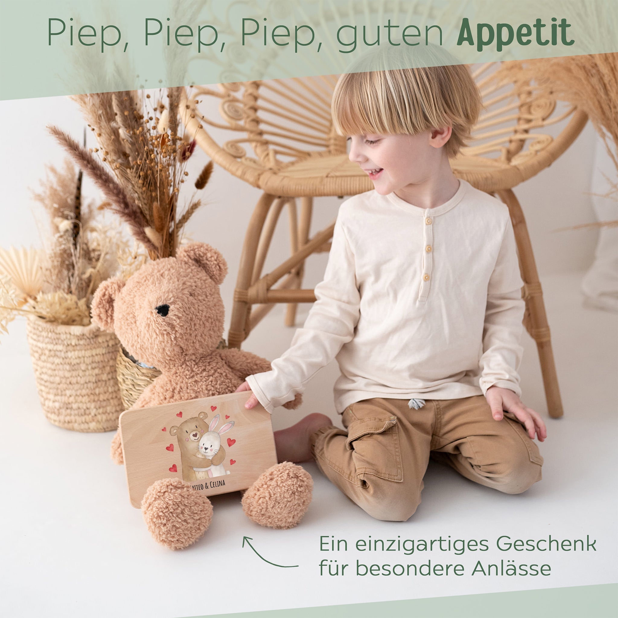 Frühstücksbrettchen personalisiert - Bär umarmt Hase - wunderwunsch