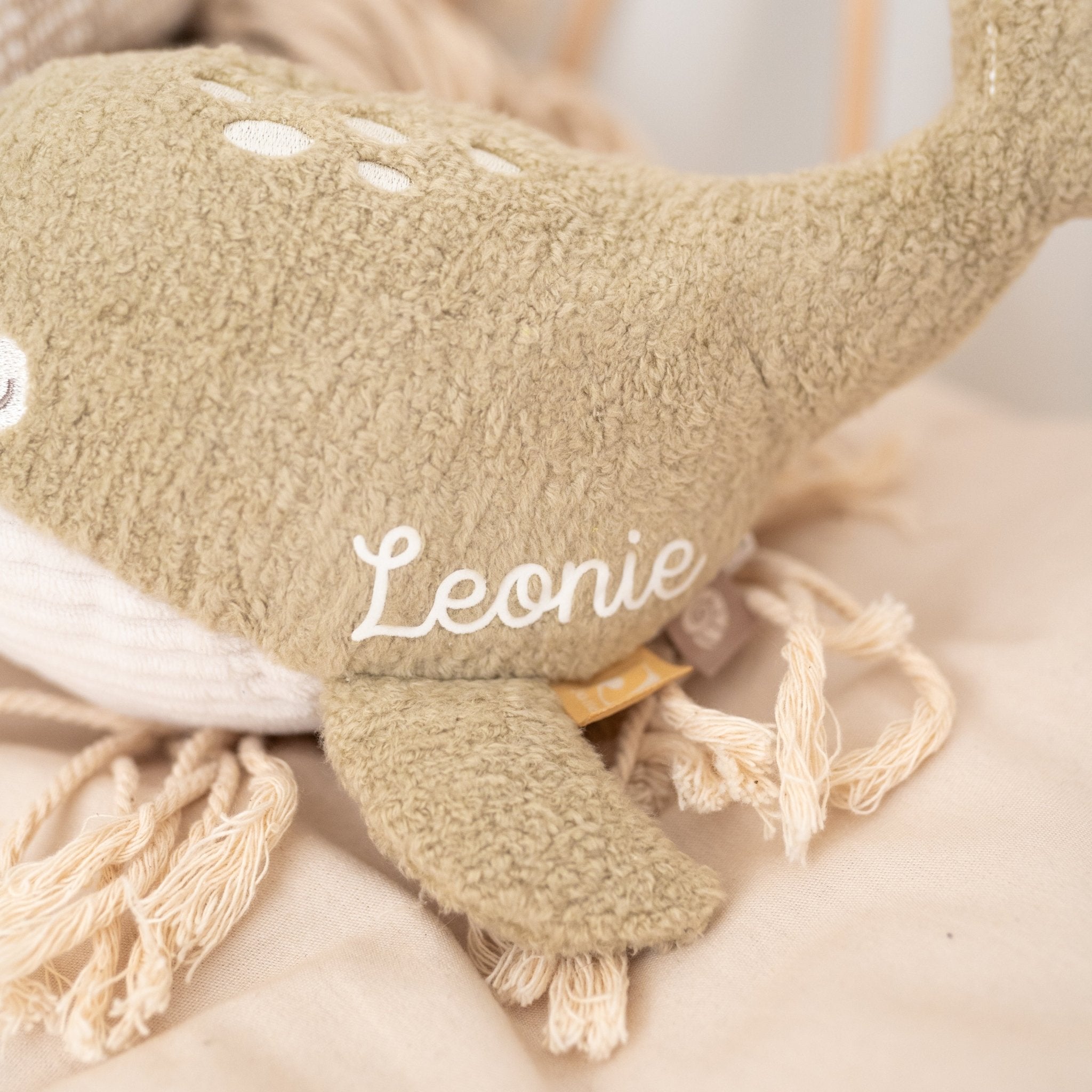 JOLLEIN Activity Stofftier Boucle personalisiert - Robbe, Wal oder Schildkröte - wunderwunsch