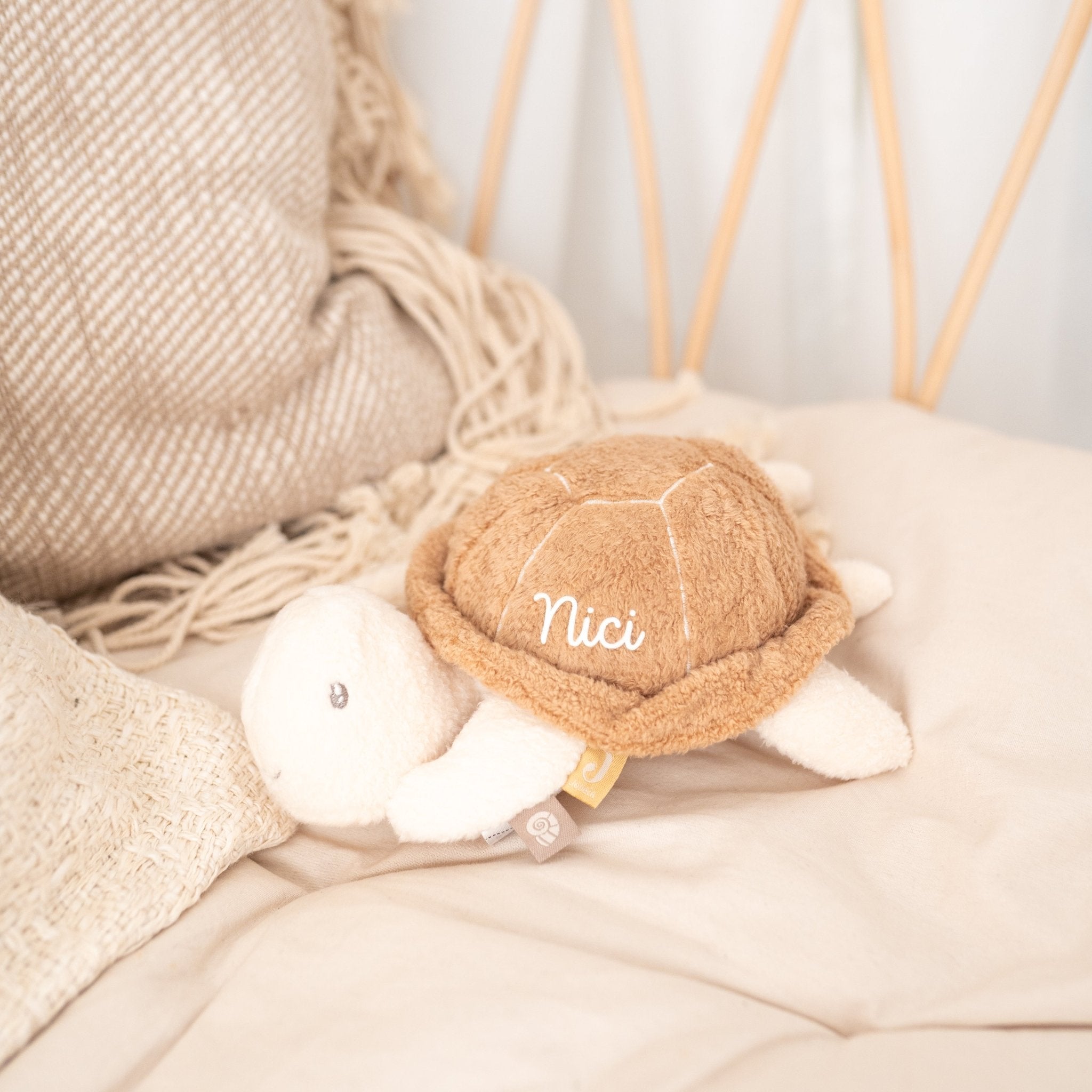JOLLEIN Activity Stofftier Boucle personalisiert - Robbe, Wal oder Schildkröte - wunderwunsch