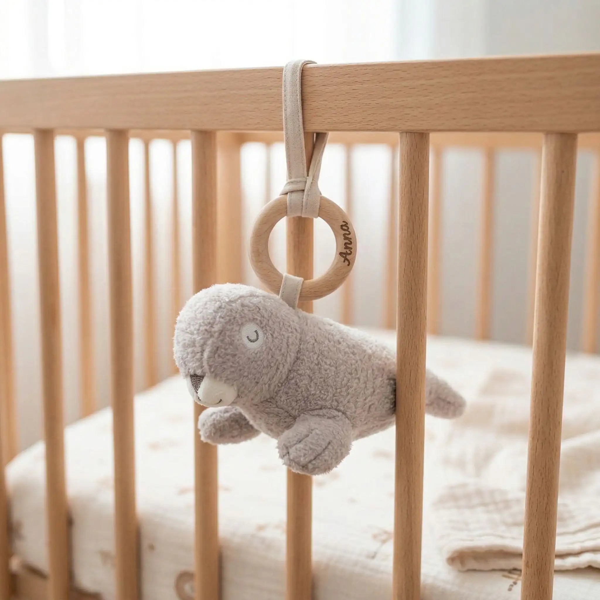JOLLEIN Spieluhr für Babys personalisierbar - Robbe Boucle - wunderwunsch