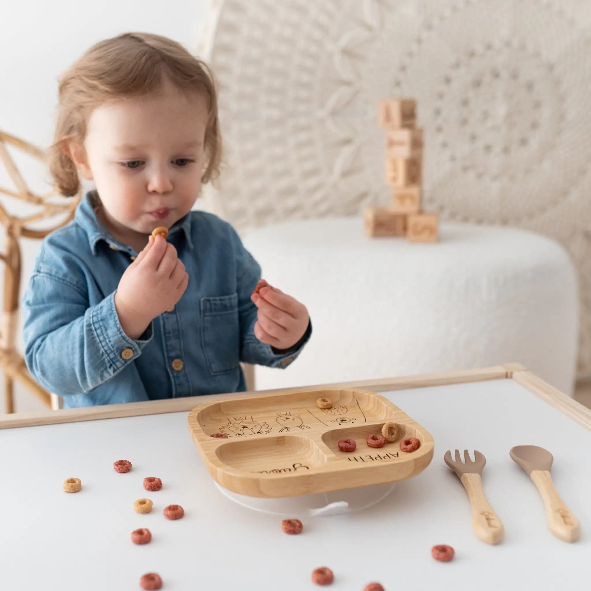 Kinderteller mit Saugnapf + Besteck - Bär, Hase, Löwe Gravur - wunderwunsch