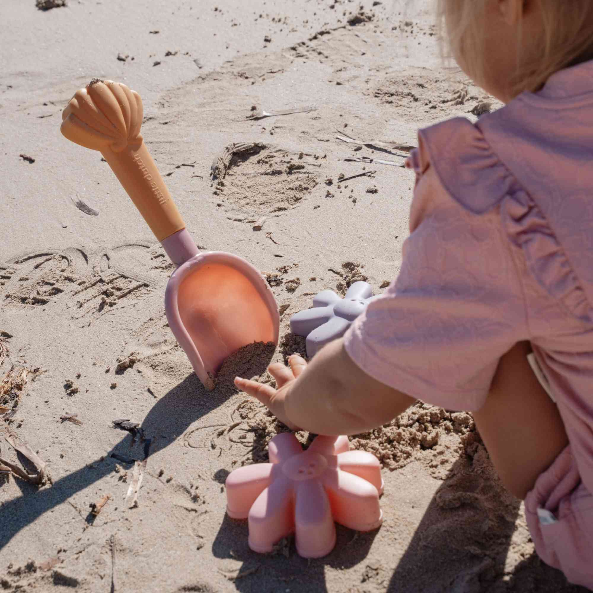 LITTLE DUTCH 3-teiliges rosa Strandset Schaufel und Sandformen - wunderwunsch