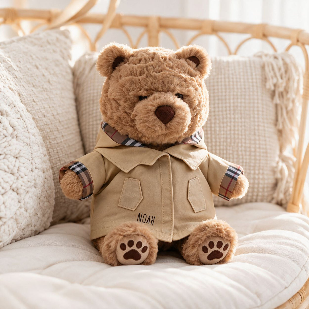 MCHUGS Kuscheltier personalisiert - Bär mit Trenchcoat - wunderwunsch