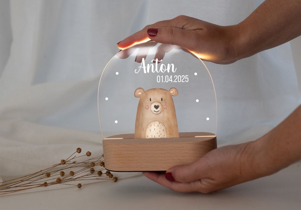 Leuchtendes personalisiertes Nachtlicht mit Bärmotiv, Name Anton und Datum 01.04.2025 auf Holzsockel