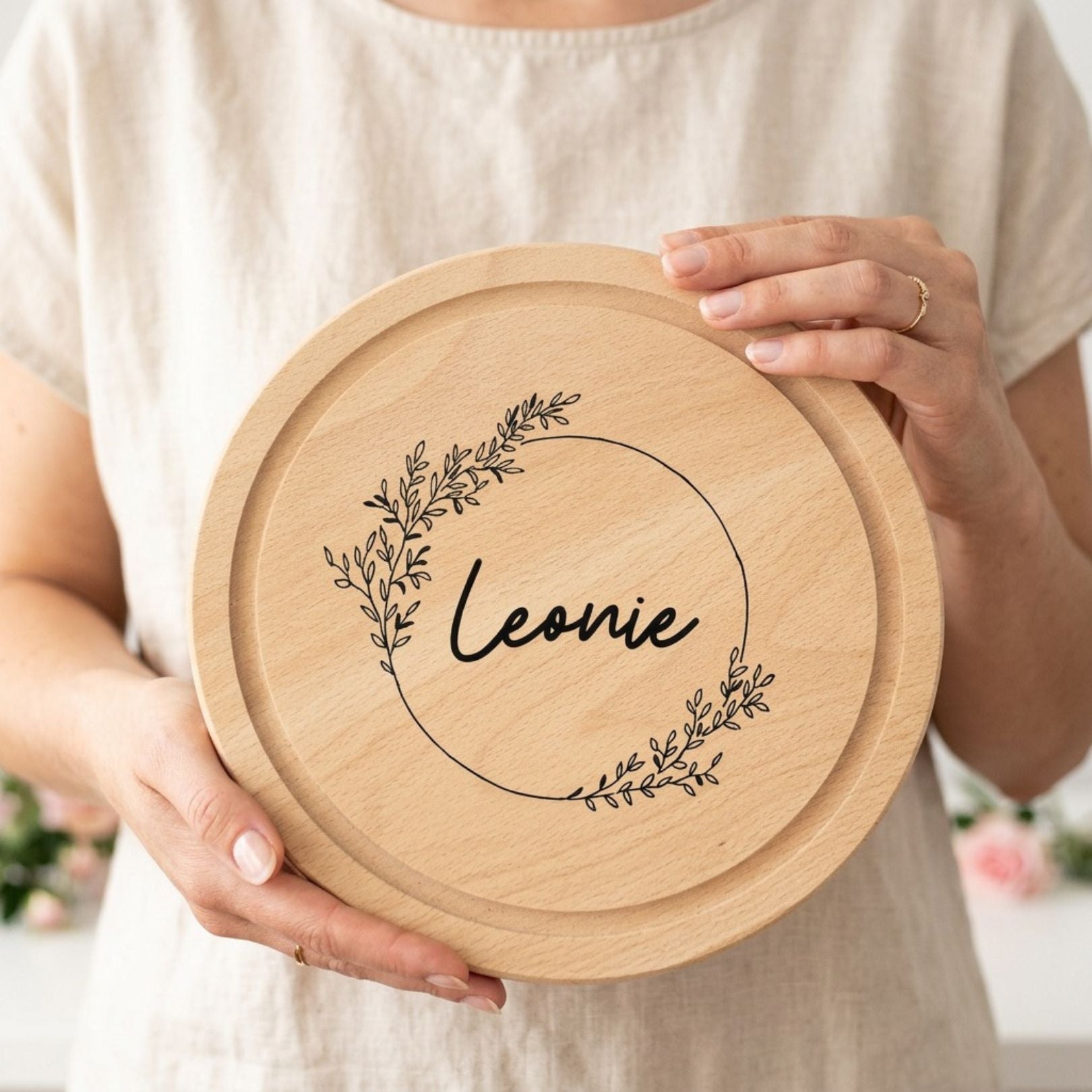Schneidebrett Holz rund personalisiert - Blumenkranz Gravur - wunderwunsch