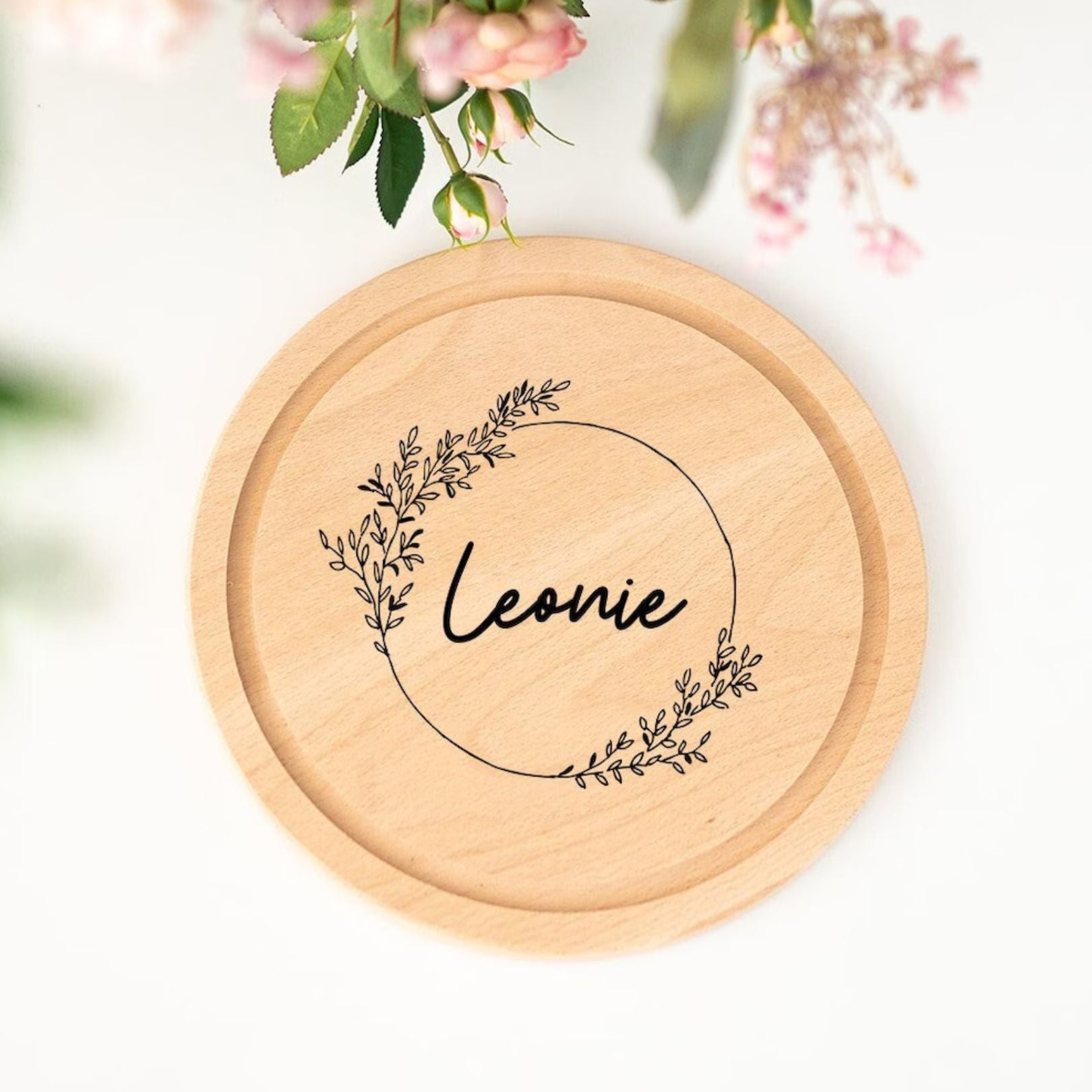 Schneidebrett Holz rund personalisiert - Blumenkranz Gravur - wunderwunsch