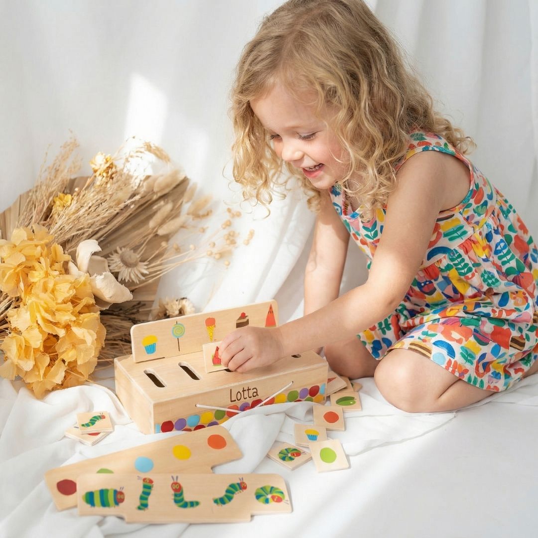 SMALL FOOT Bildersortierbox "Raupe Nimmersatt" Holz personalisierbar - wunderwunsch