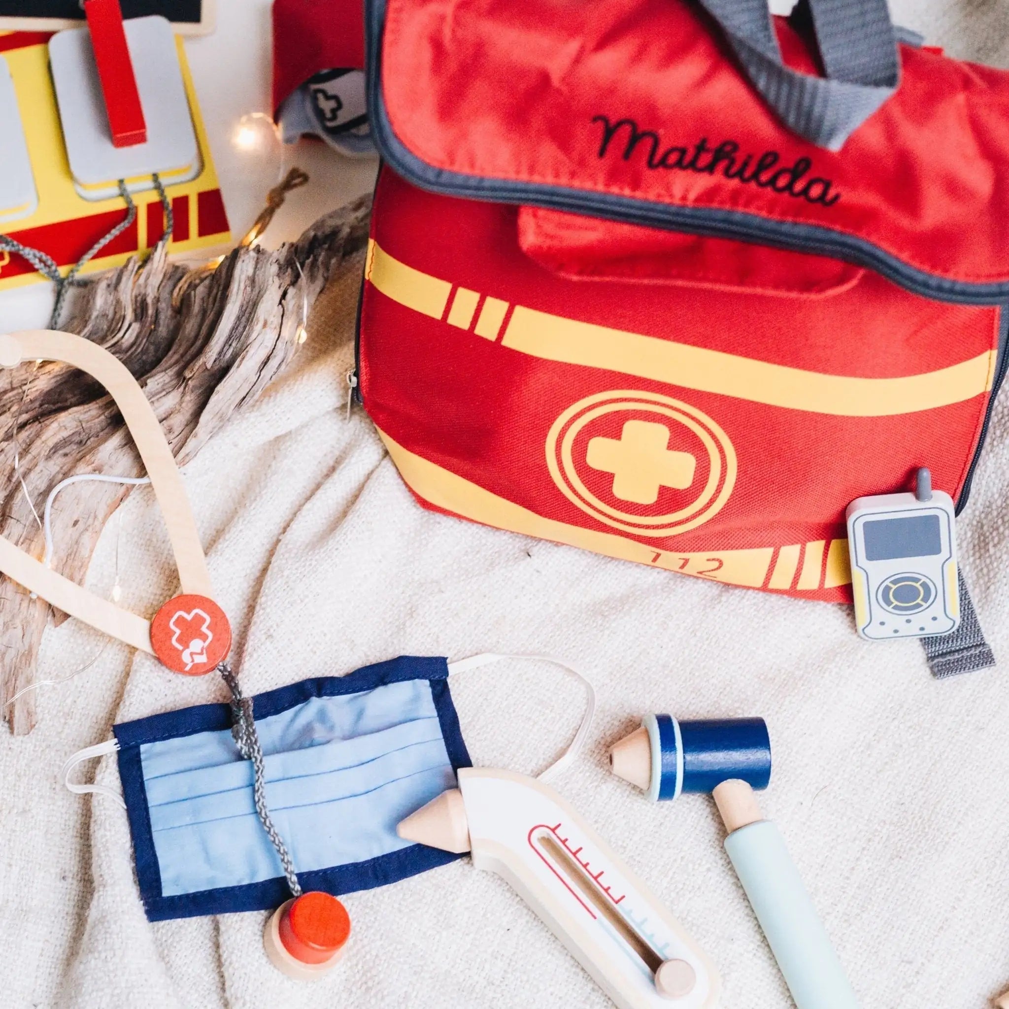 SMALL FOOT Notarztrucksack 18 - teilig personalisierbar - wunderwunsch