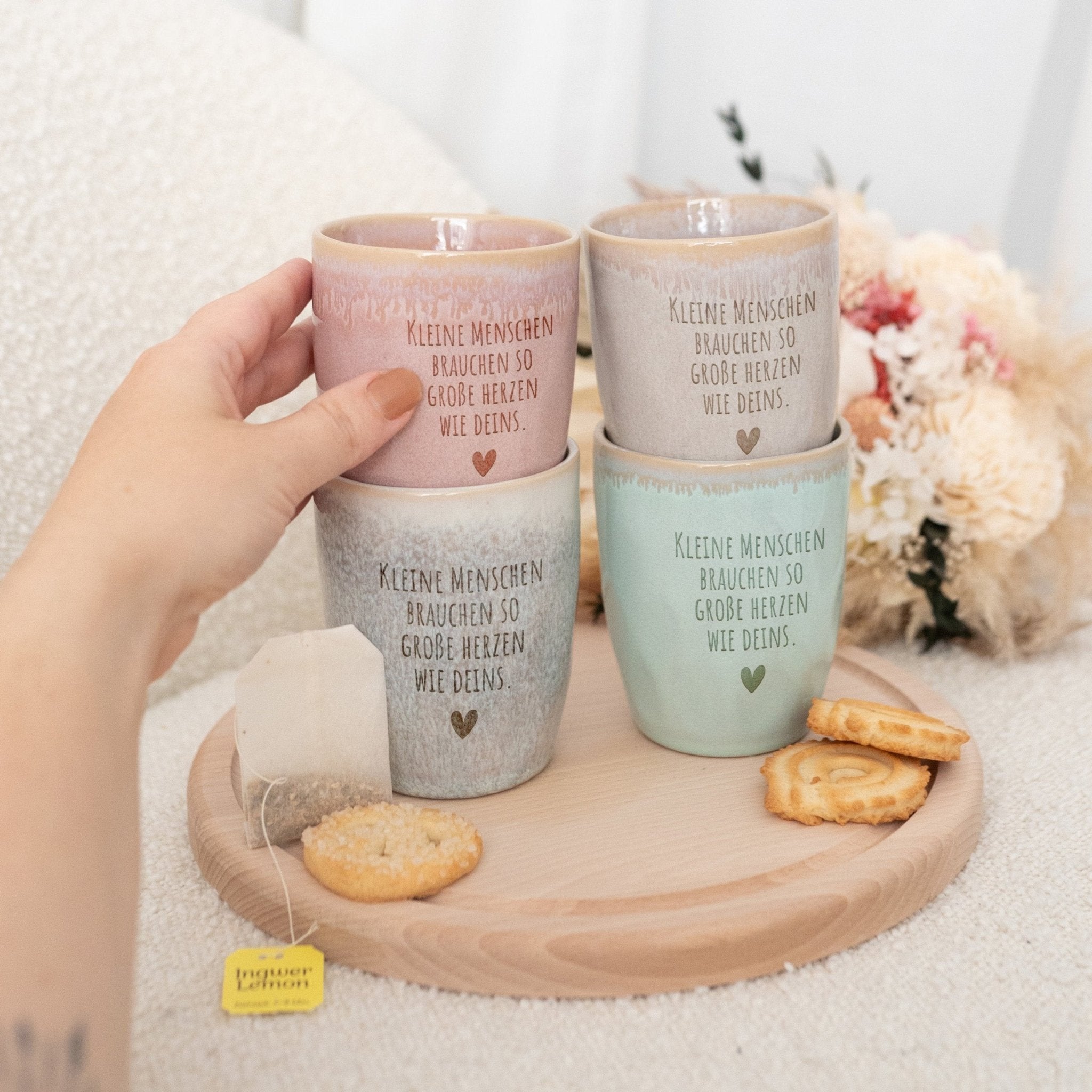 Steingut Becher sand - Kleine Menschen große Herzen - wunderwunsch