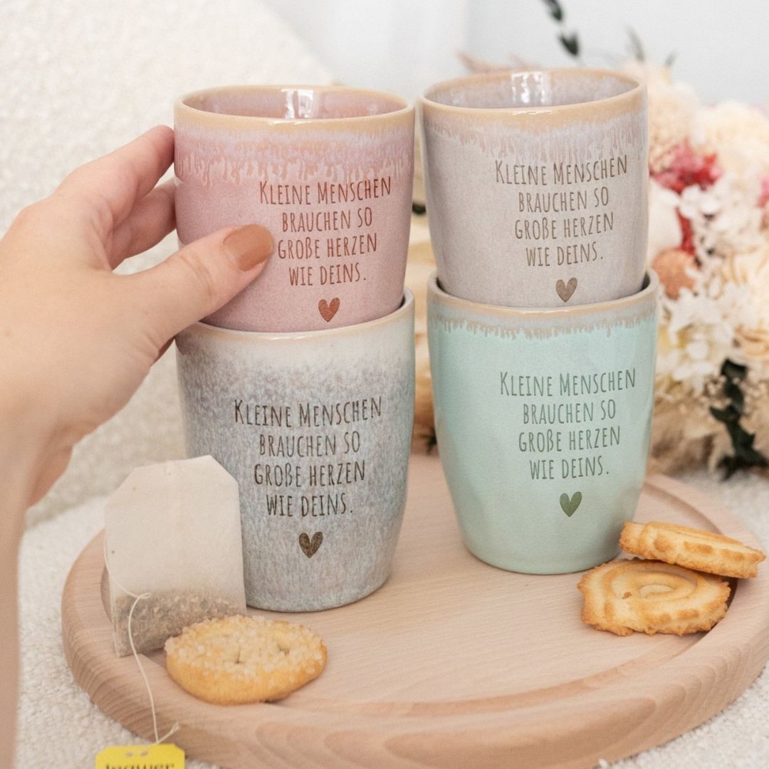 Steingut Becher sand - Kleine Menschen große Herzen - wunderwunsch