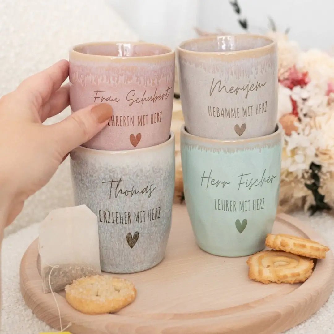 Steingut Becher sand personalisiert - Erzieherin/Lehrerin/Hebamme - wunderwunsch